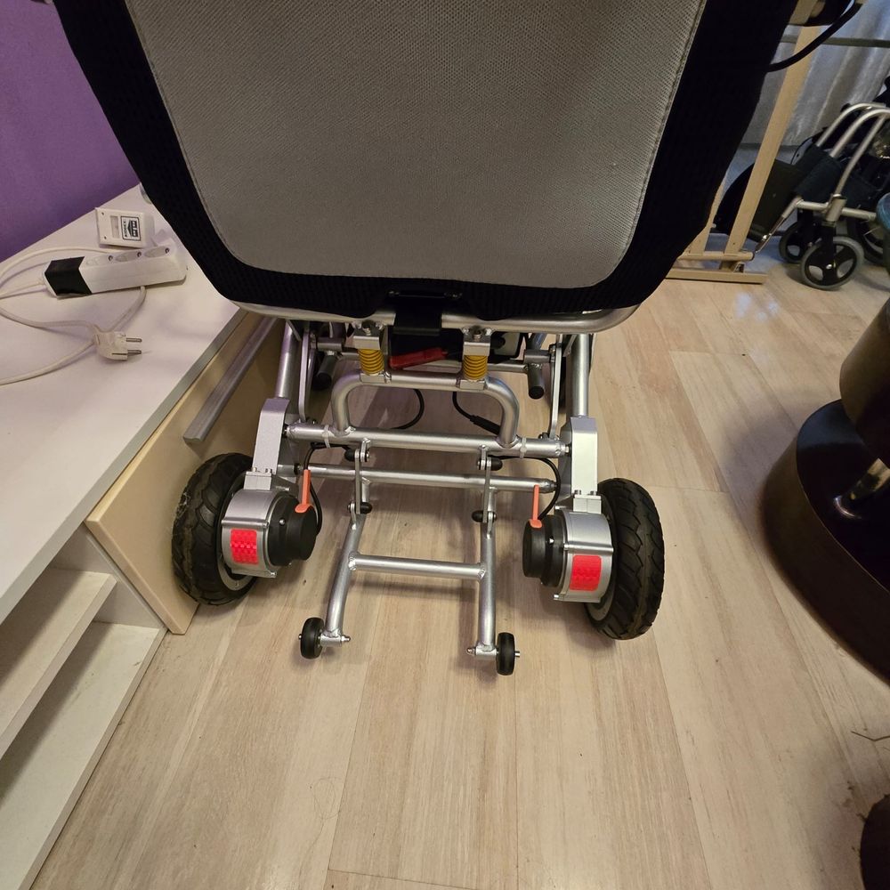 Vand scaun  cu rotile electric pliabil