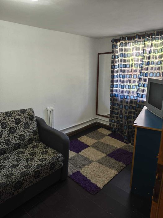 Cameră de închiriat (Citiți descrierea)