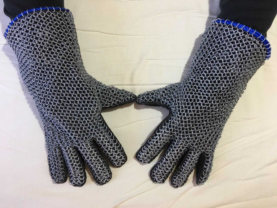 Manusi din zale de inspiratie medievala
