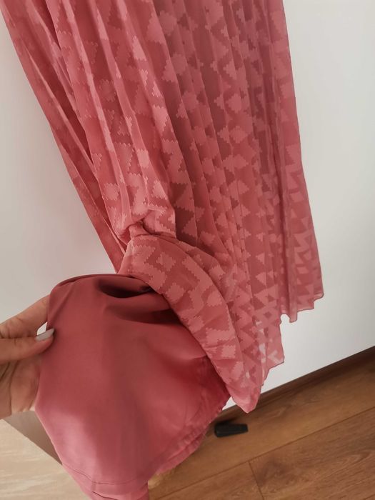 Страхотна дълга плисирана рокля