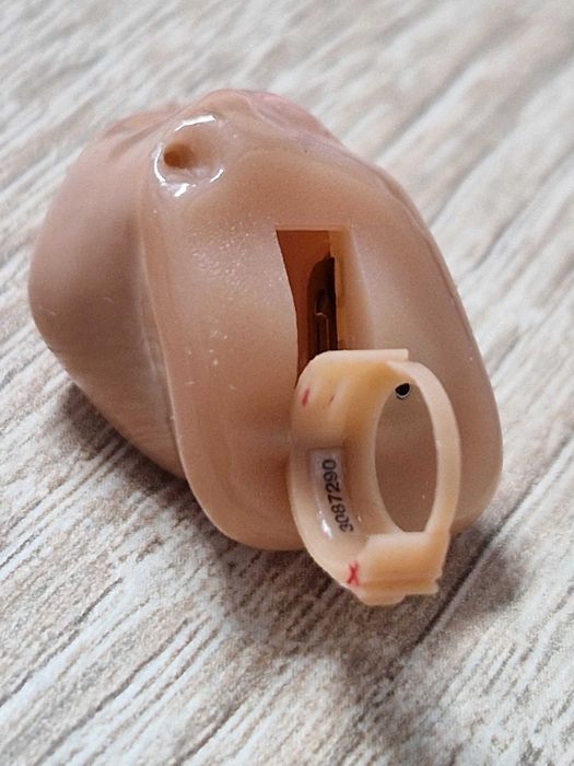 Aparat auditiv /Proteza auditiva CIC, în interiorul urechii. Stanga.