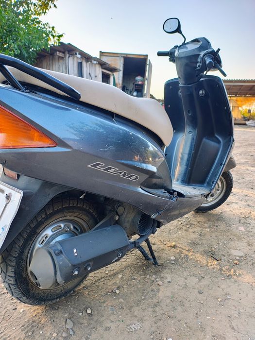 Vând scuter Honda lead 100