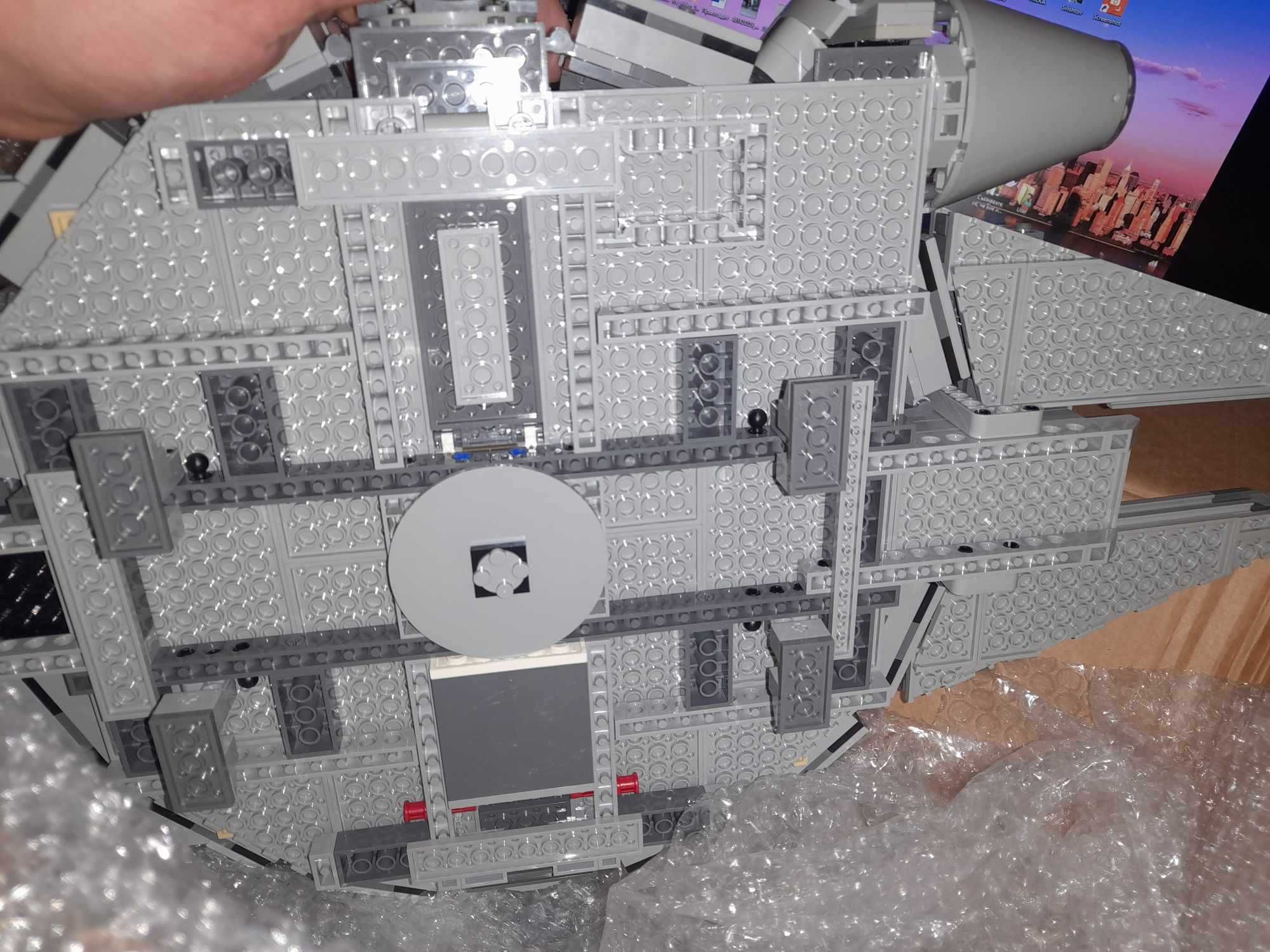 LEGO Star Wars 75105 Millennium Falcon