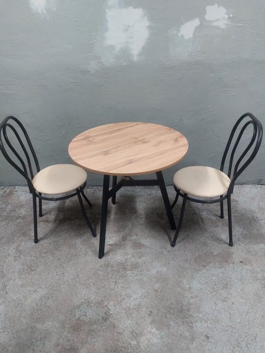 Стол с двумя стульями