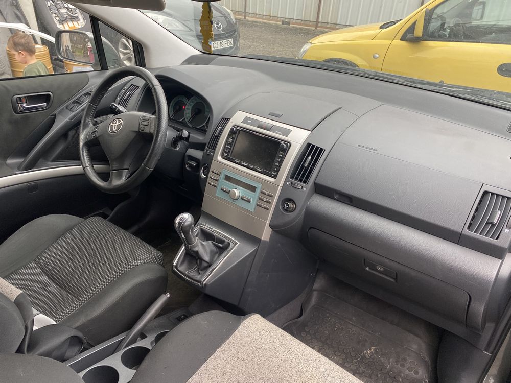 Dezmembrez Toyota corola verso2.0 116cp sau 2.2 D-CAT 177 cp