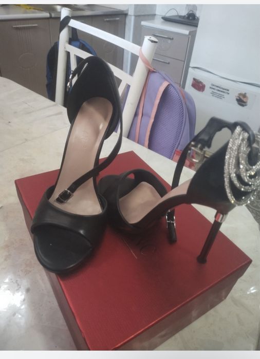 Продам босоножки на шпильке