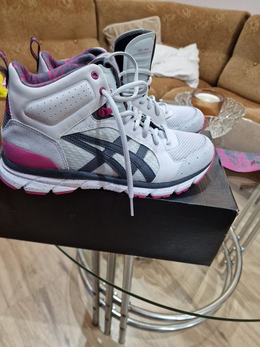 Продавам дамски кецове нови.