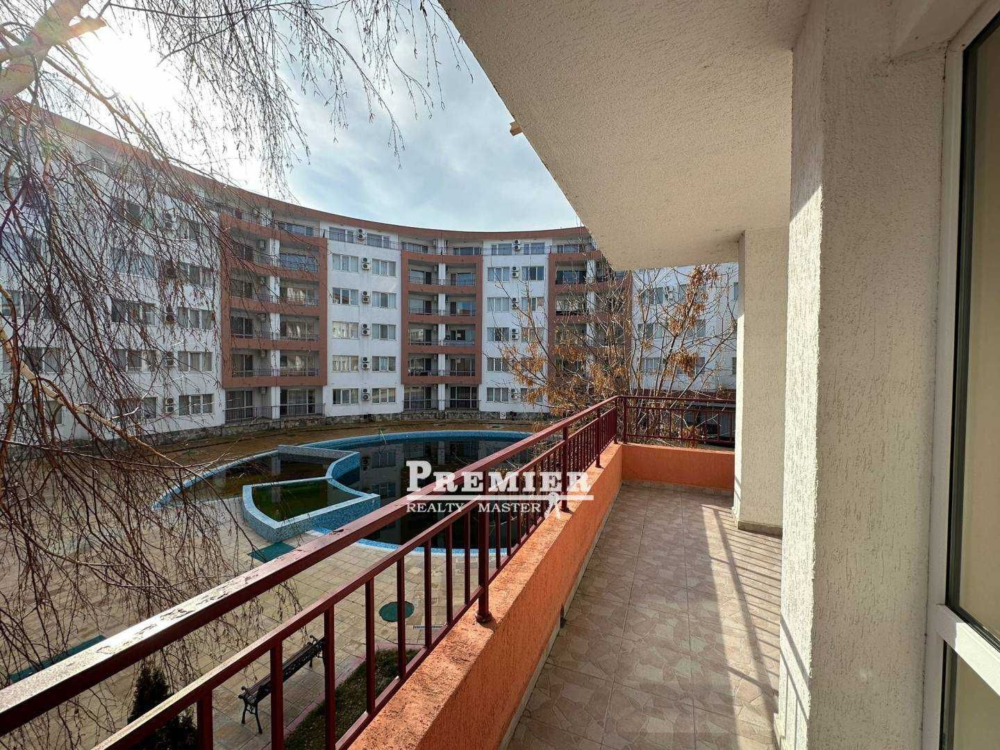 Продава се просторен двустаен апартамент на първа линия в Равда.