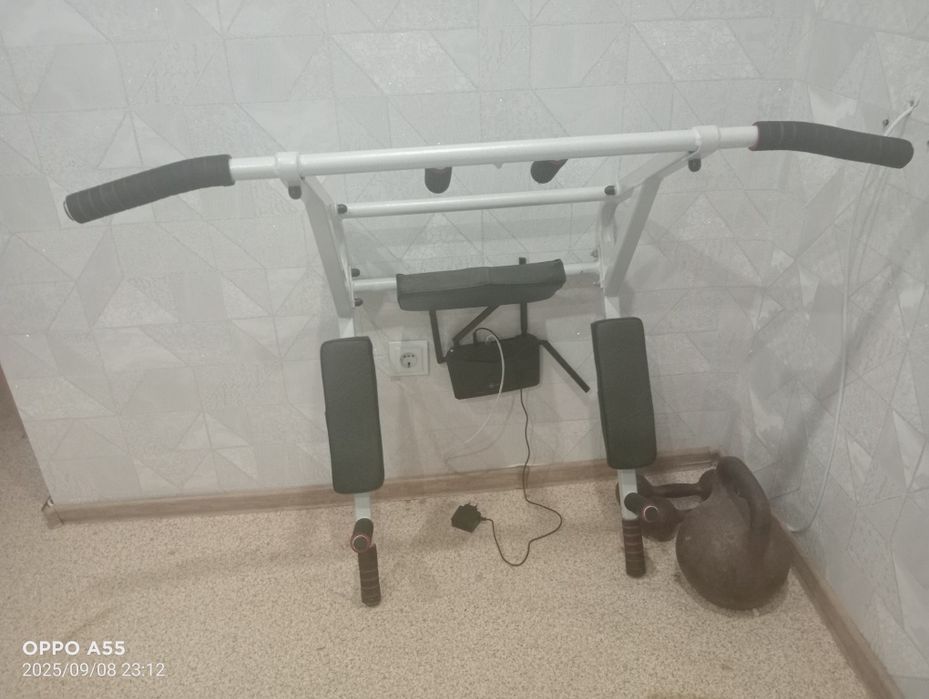 В продаже турник настенный