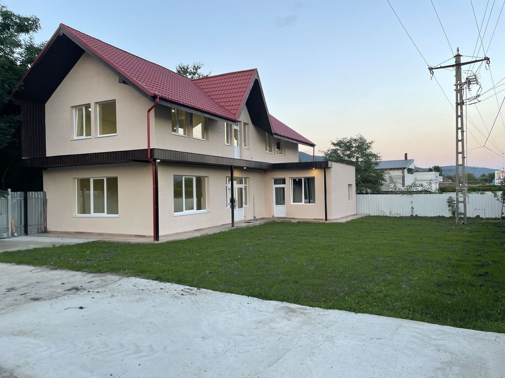 Spatiu comercial 262 mp + curte betonata