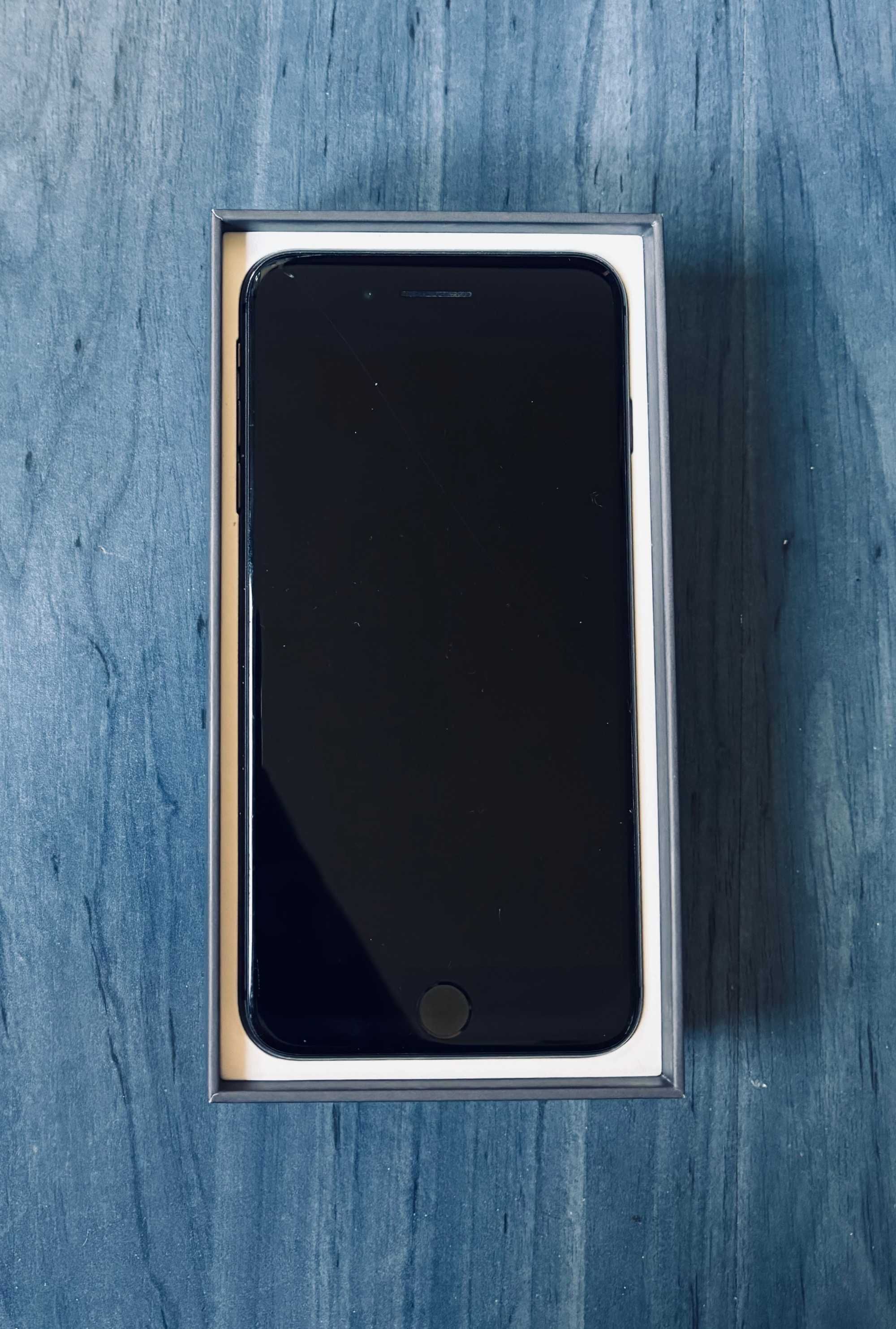 iPhone 8 plus 64 GB и кейс за телефон