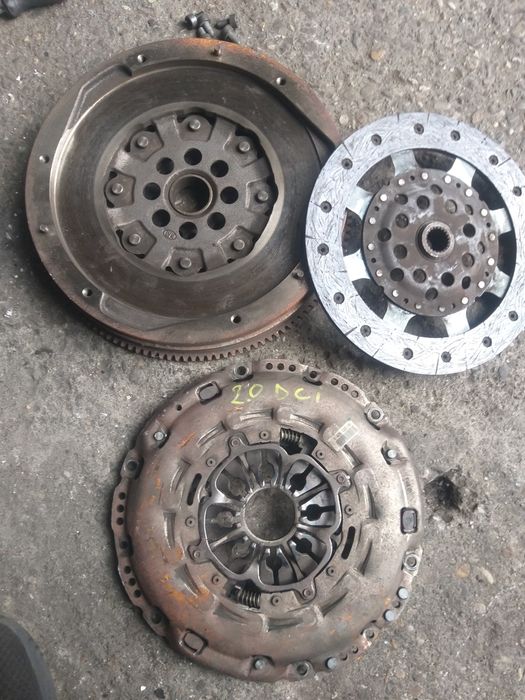 Kit ambreiaj Nissan Qashqai 2.0 dci 8200620330 volanta Renault Laguna