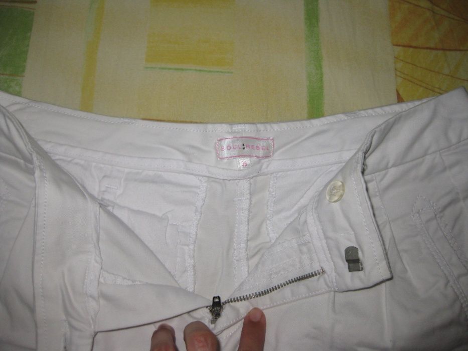 Бели къси панталони