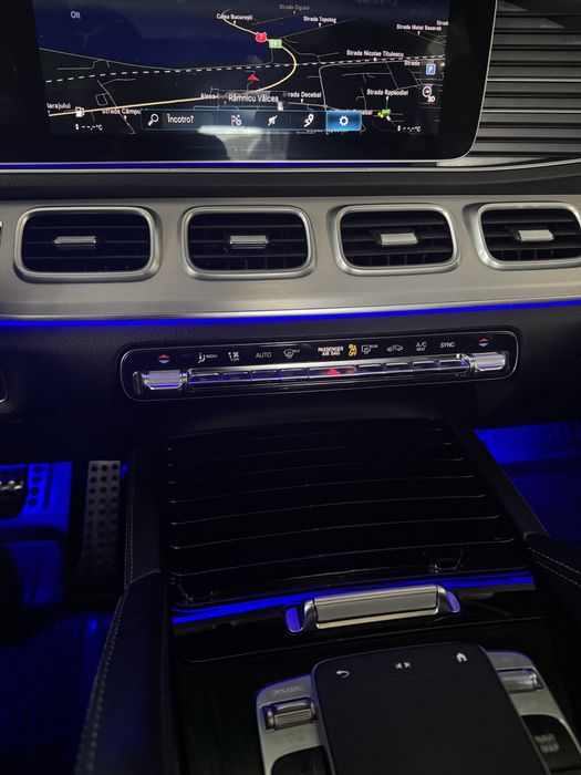 Mercedes Benz GLE 300D-AMG interior