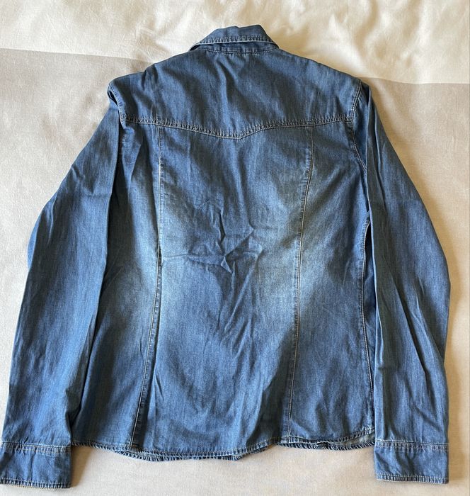 Cămașă de blugi cu nasturi metalici – Stil Western și croială modernă