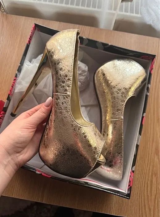 Pantofi aurii cu toc