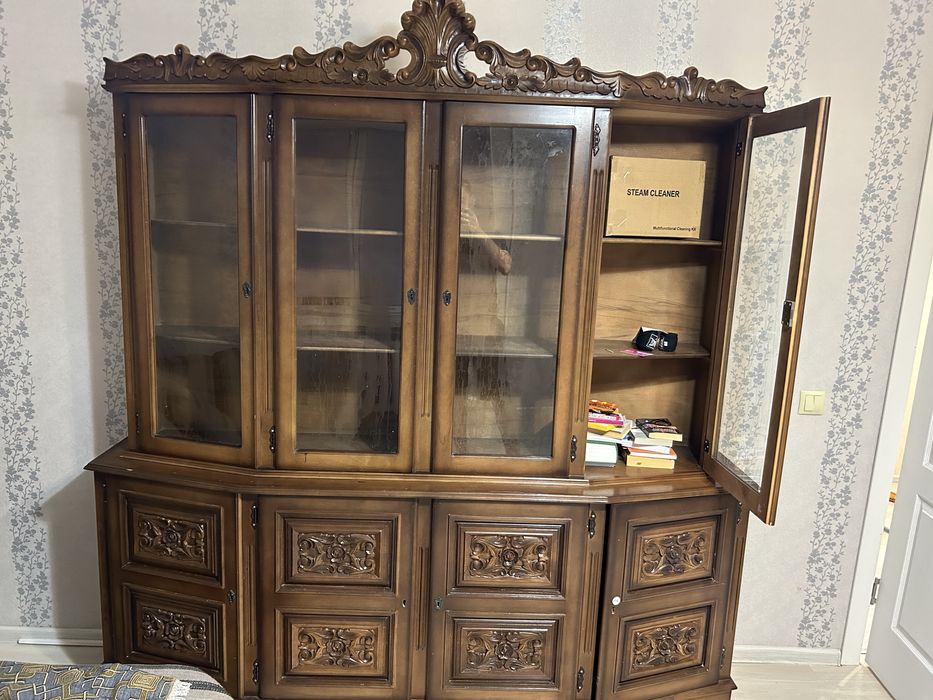 Продам сервант , чистое дерево, без дефекта.