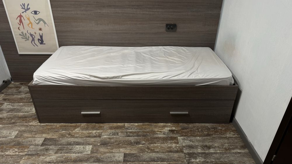 Единични легла с матраци и протектори