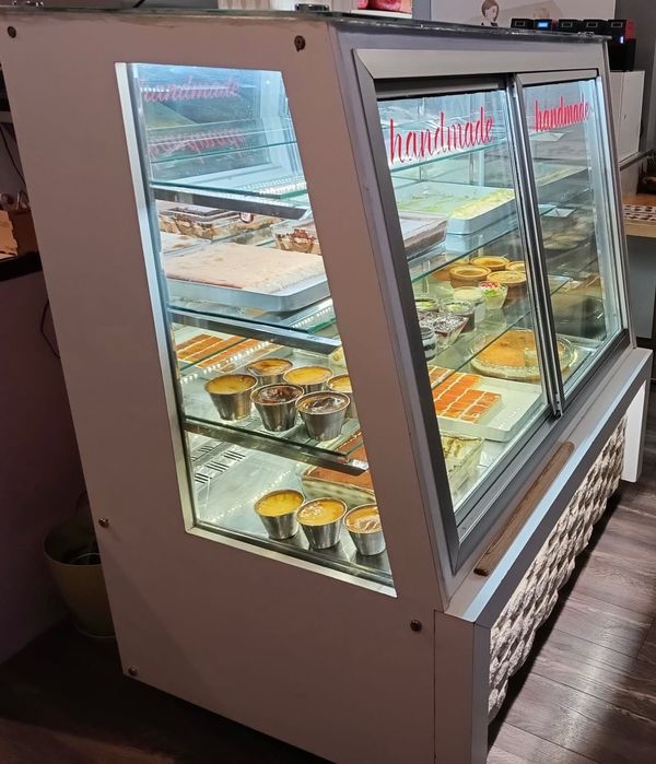 Хладилна Витрина за торти, сладки и други.