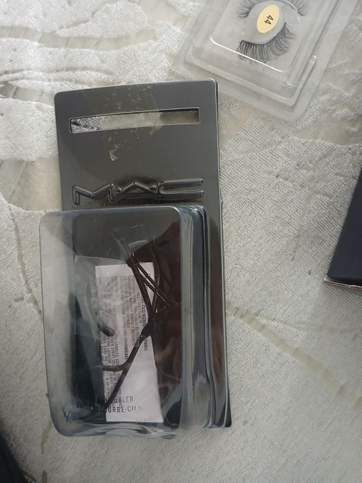 2 кутии с козметика