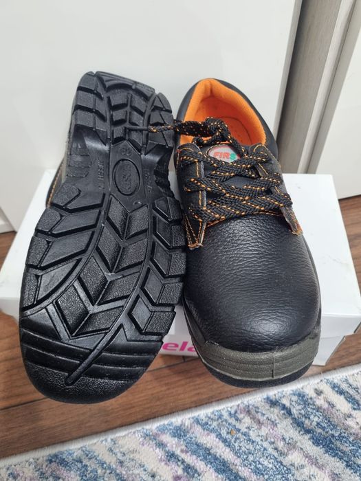 Vând bocanci cu bombeu