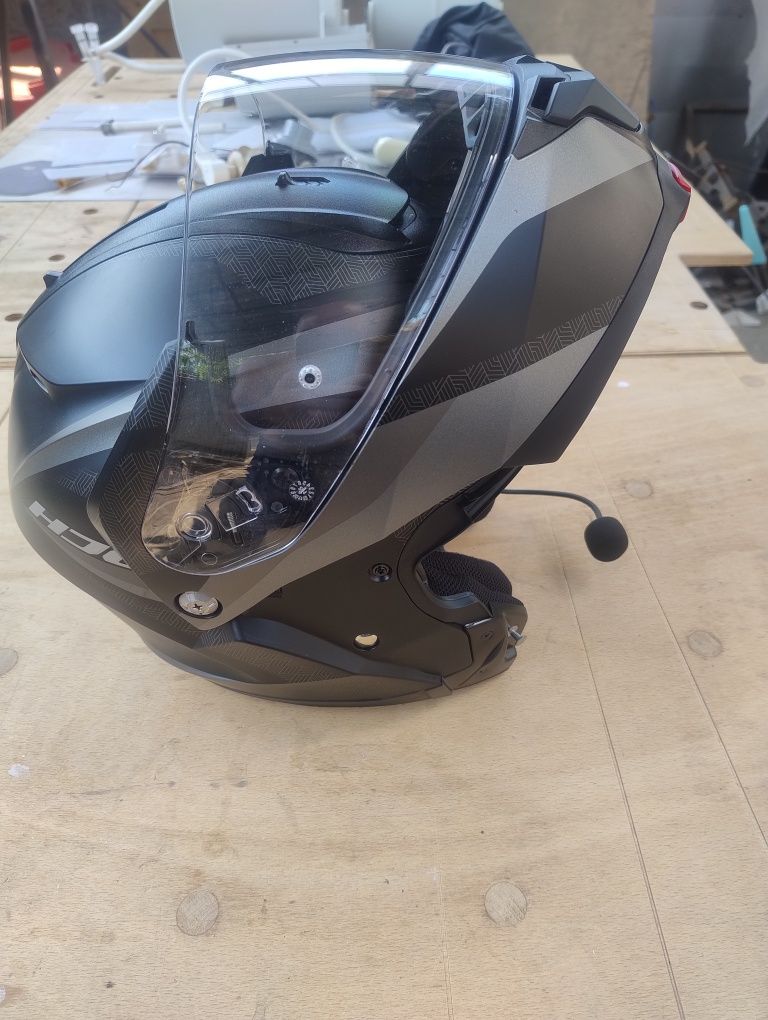 Продавам каска HJC С91