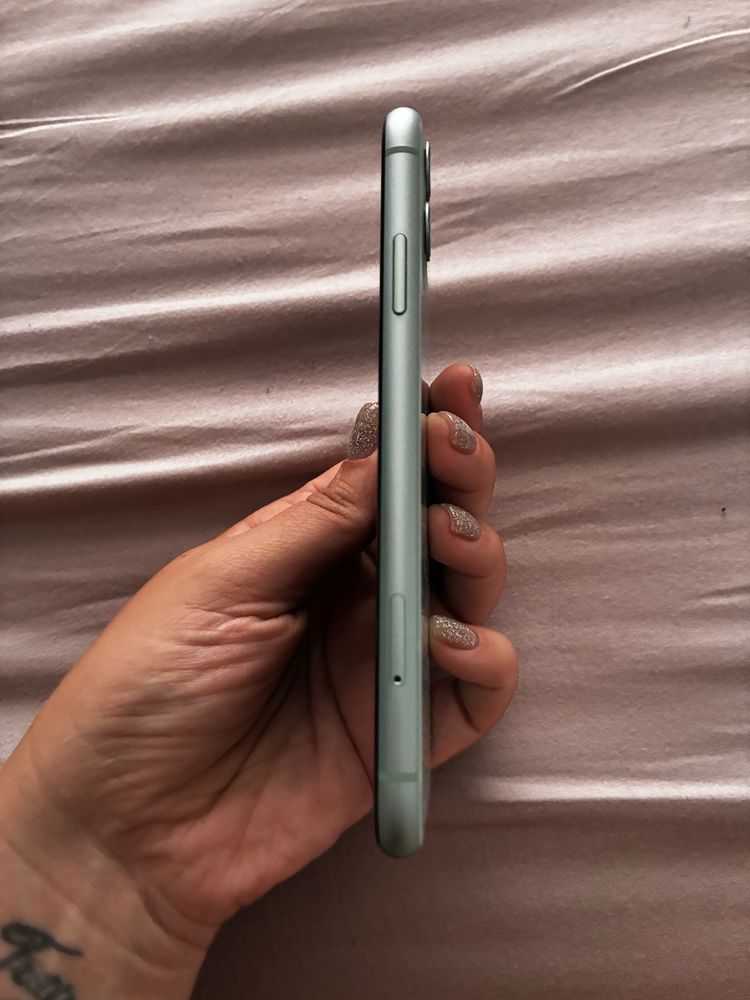 Iphone 11 + слушалки и подарък калъфчета