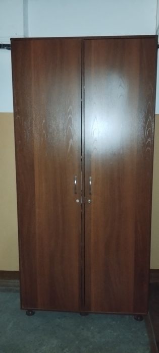 Продам двухстворчатый шкаф