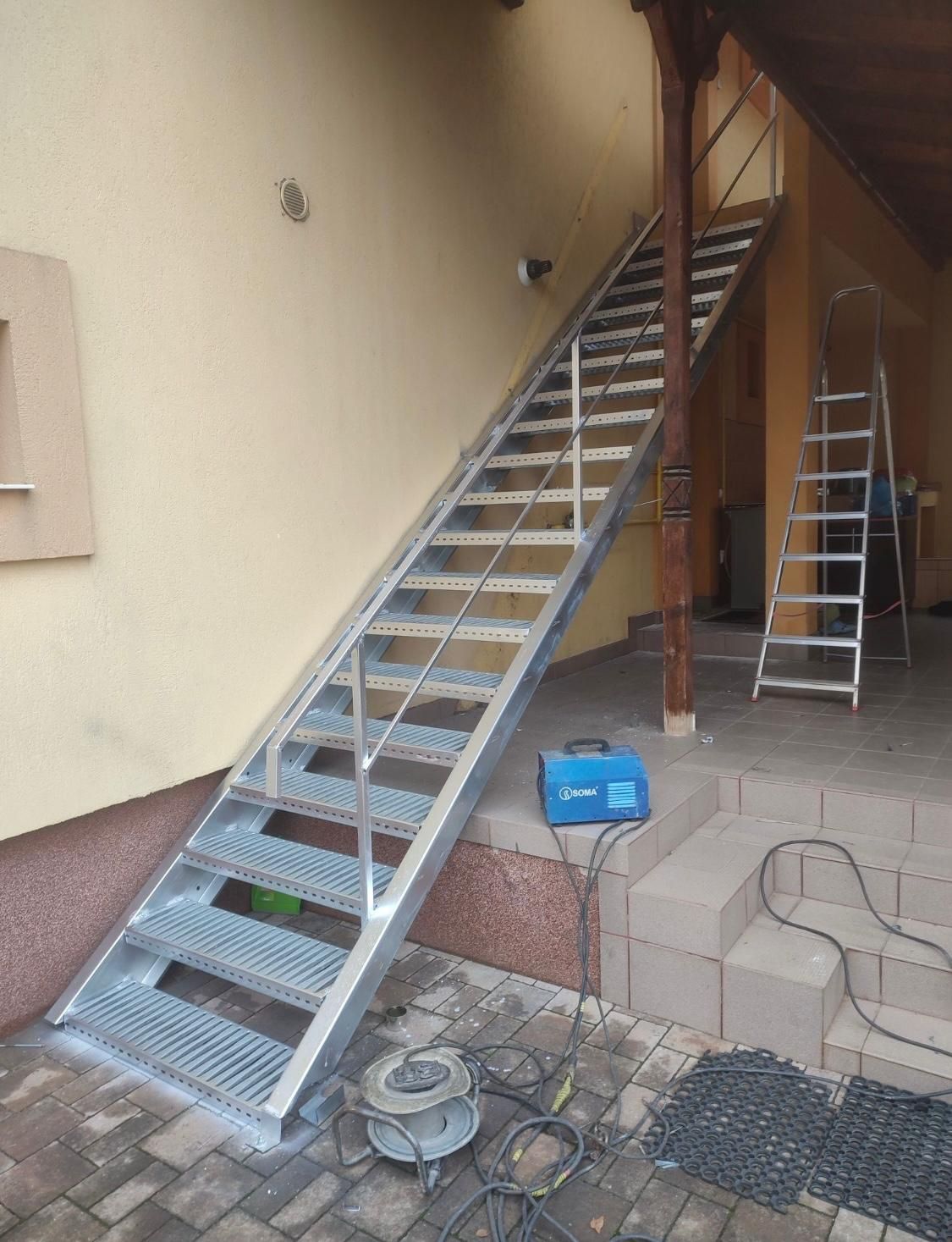 Scara metalica zincata cu potest și balustrada