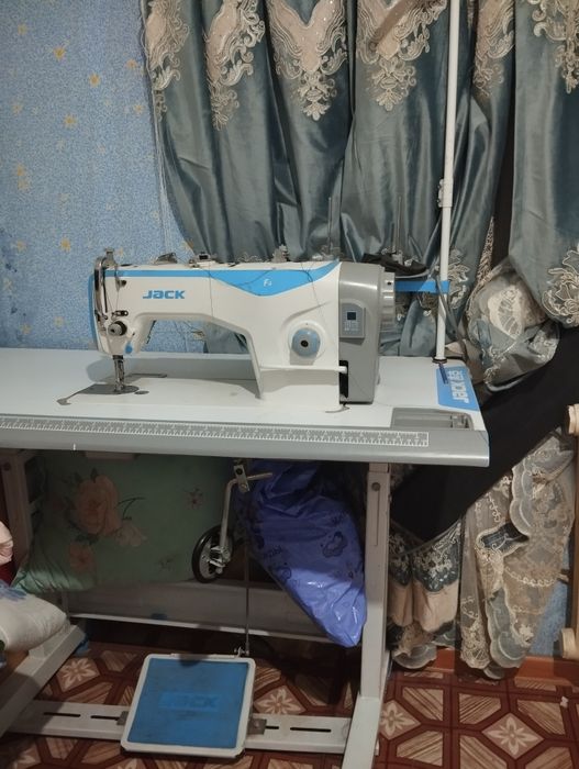 Швейная машина Jack F4