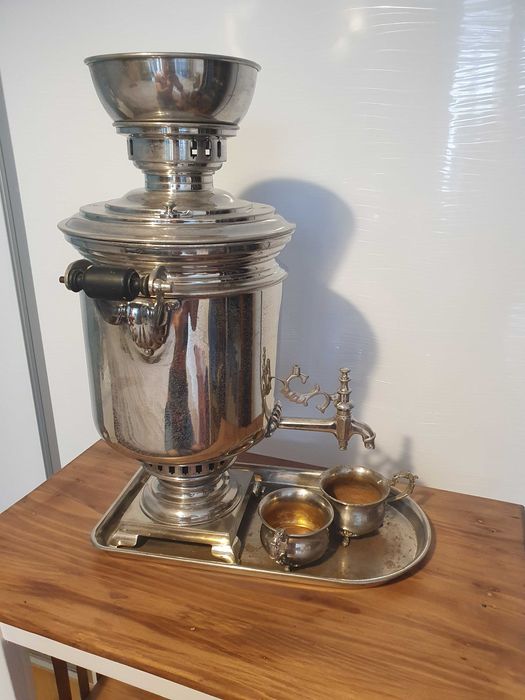 Samovar vechi rusesc, pe carbuni.