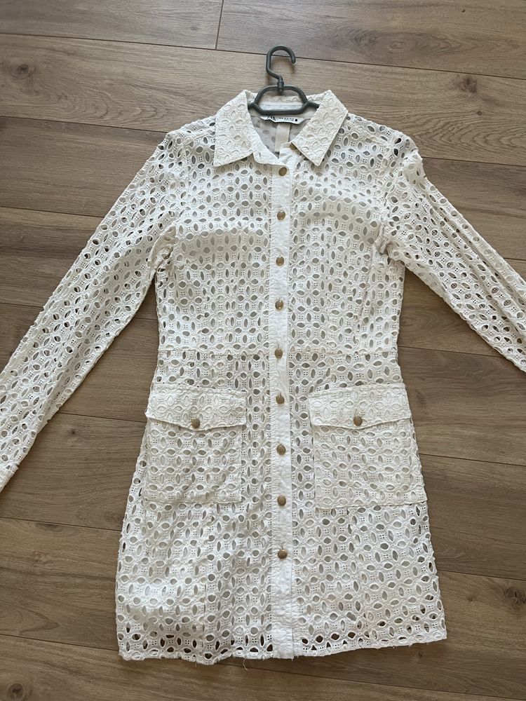 Блейзър с бродерии на Zara