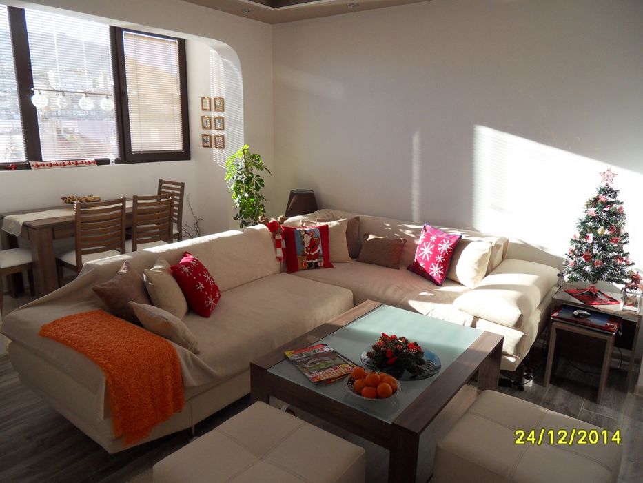 Холна маса със стъклен плот