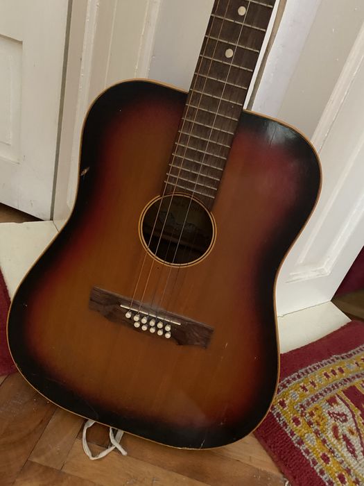 Vand chitara acustica veche