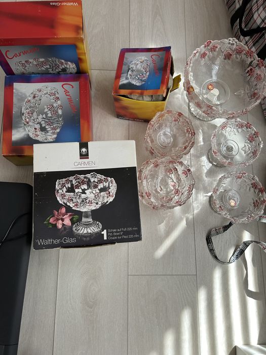 Продаю кармен фирмы набор для стола две вазв на ночках, 2 без ноже,