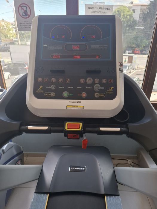 Bandă de alergat  Technogym și Live Fitness