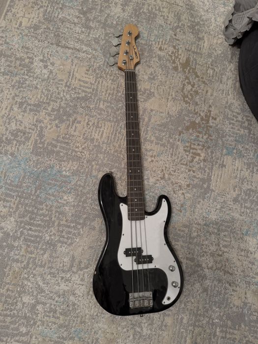 Басс гитара в идеальном состоянии