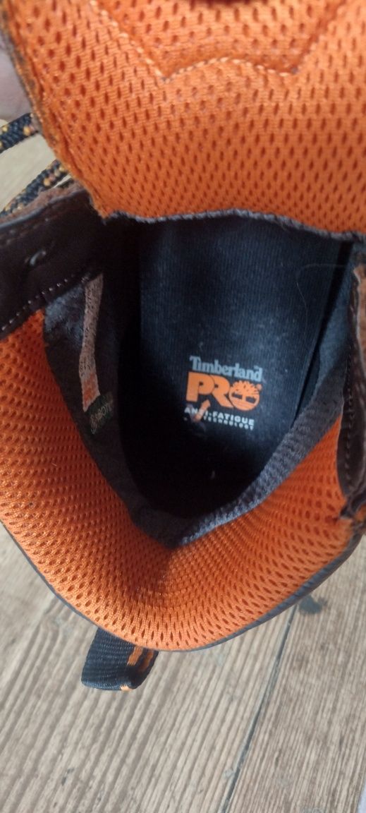 Работни обувки  Timberland .

В перфектно състояние.
