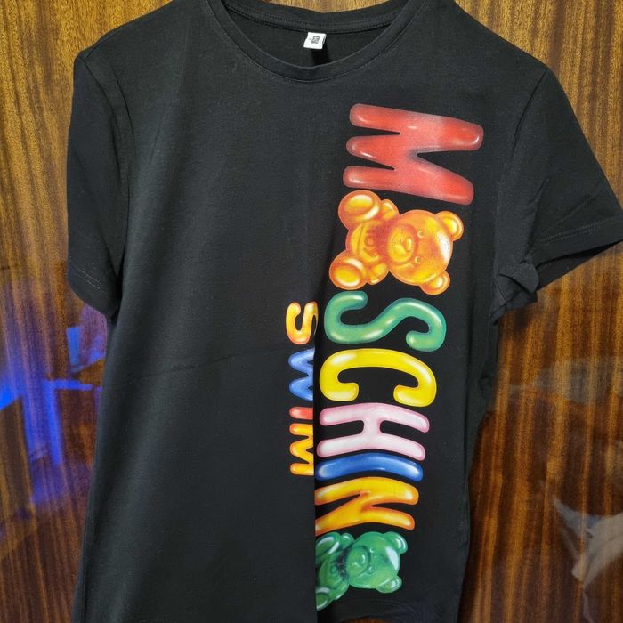 Тениска moschino, с лека забележка