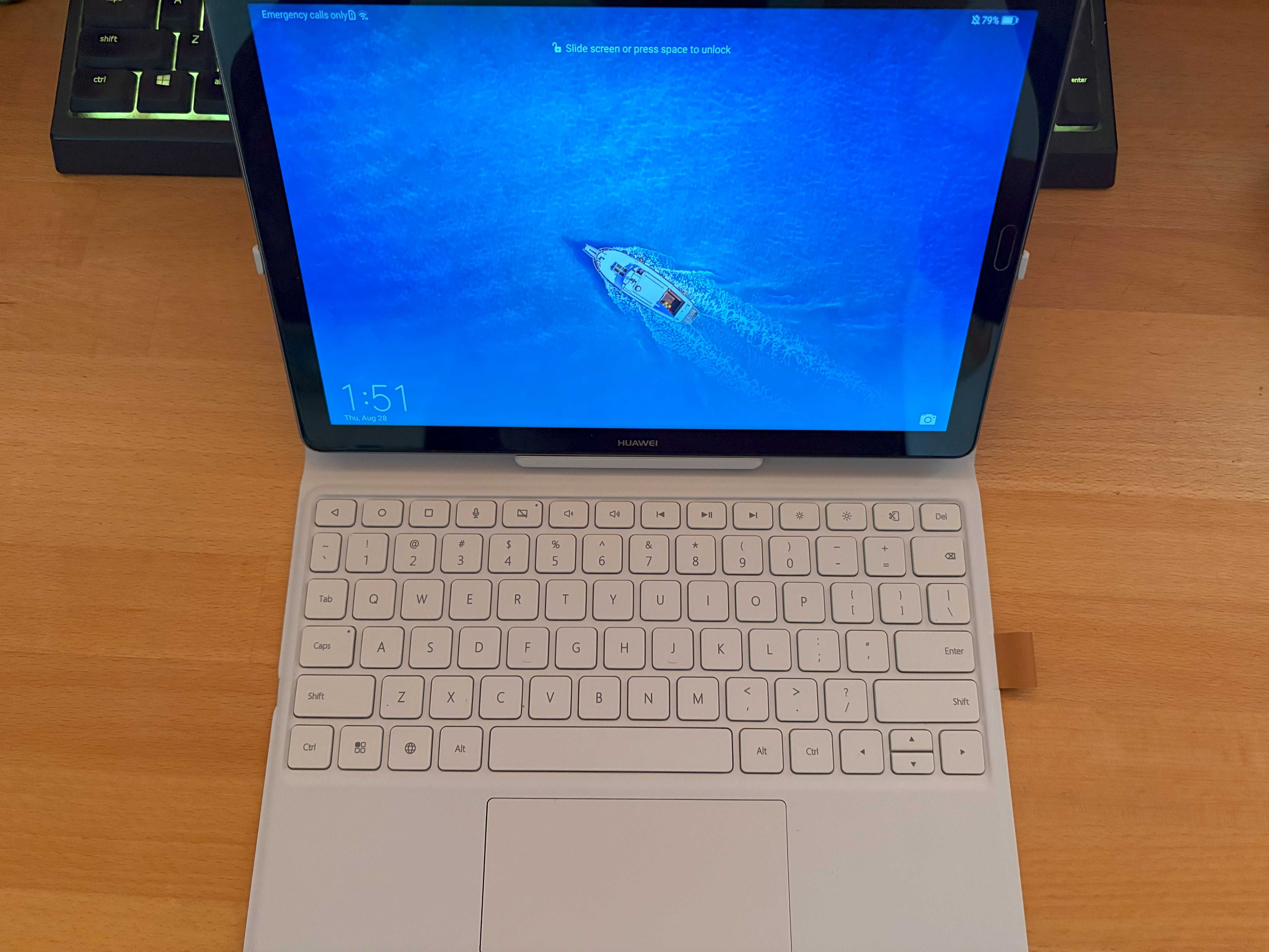Таблет Huawei MediaPad M5 + кейс с клавиатура