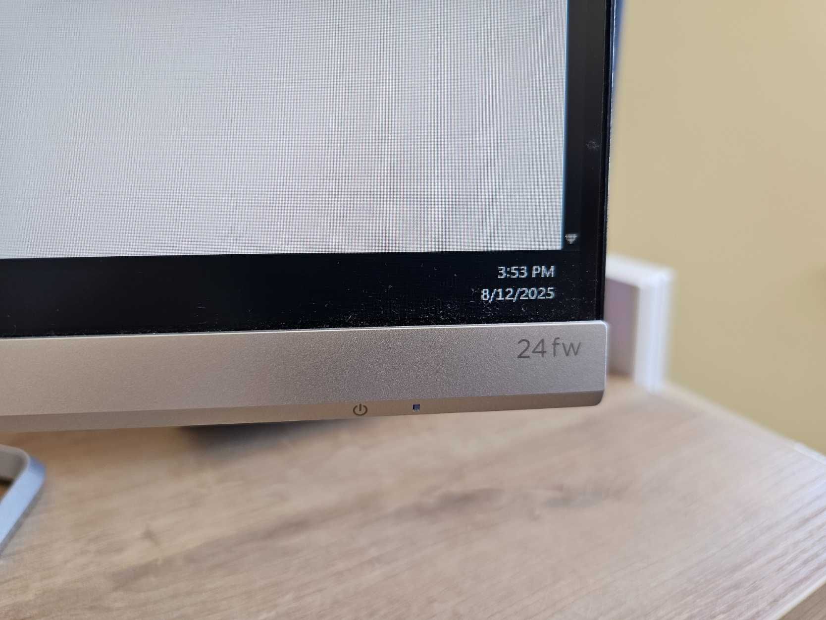 Монитор HP 24fw сребрист + HDMI кабел