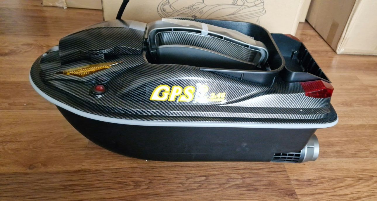 Лодка за захранка HJ817-Viper c GPS