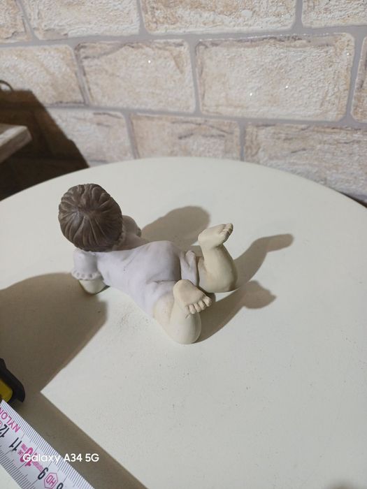 Стара порцеланова статуетка