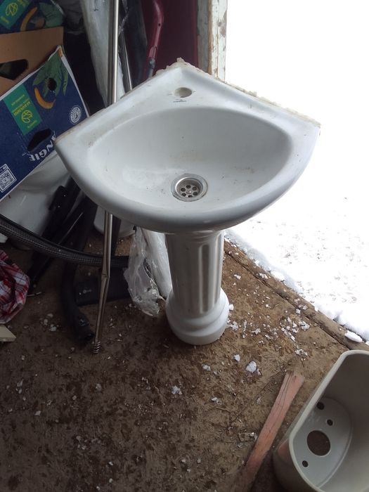 Раковина угловая тюльпан с ножкой не большая 5000 тн