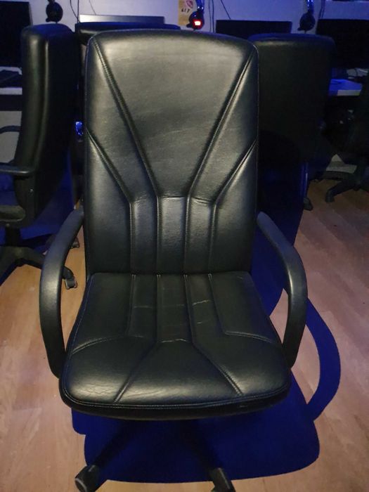 Scaun negru din piele