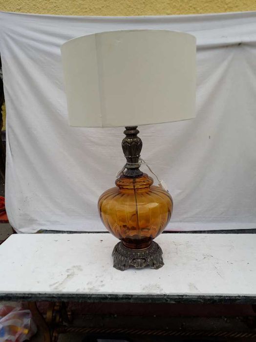 Veioza cu ornament din bronz si picior de sticla