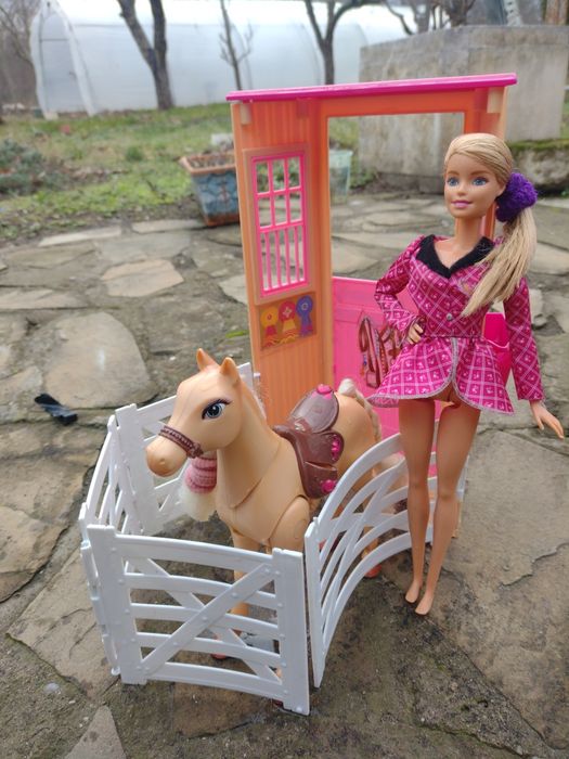 Комплект конюшня с Барби и кон
