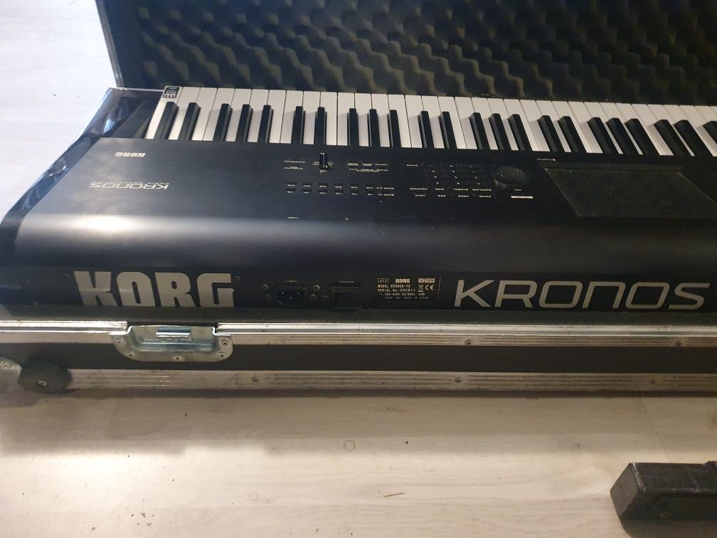 KORG Kronos 73, 3GB RAM O.S. 3.1.0., inclusiv flightcase si husa