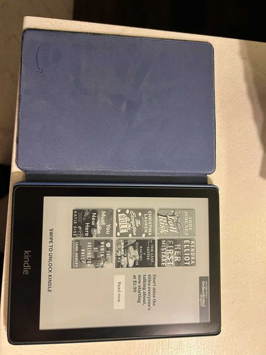 Kindle Paperwhite (11th Generation) 8 GB със син калъф