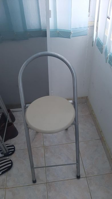 Scaune înalte pentru bar .